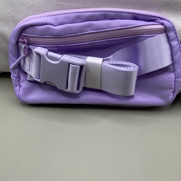 Lululemon Everywhere Belt Bag in Lavender Lululemon NWT OSFM - Picture 3 of 7